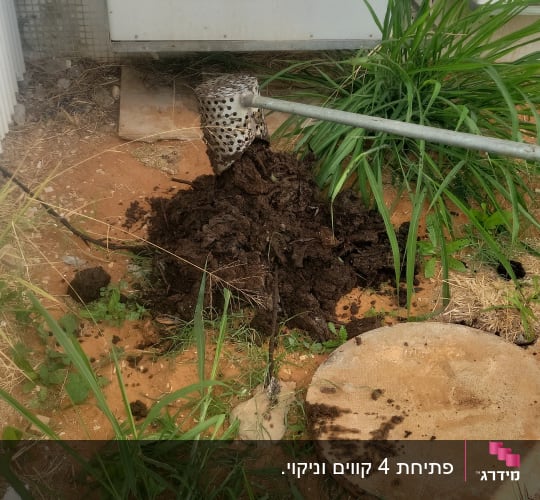 צינור שואב בוץ ליד מאוורר גדול